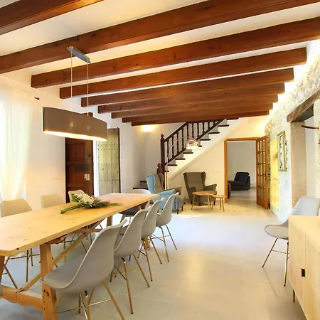 Country Lane Set In Hills Villa *